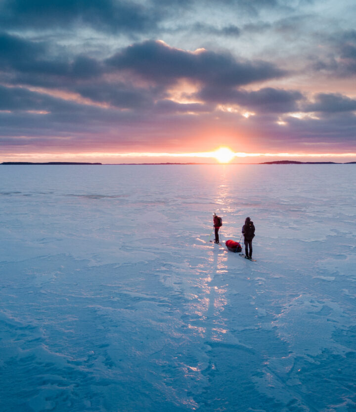 Retkeilijät Saimaan jäällä