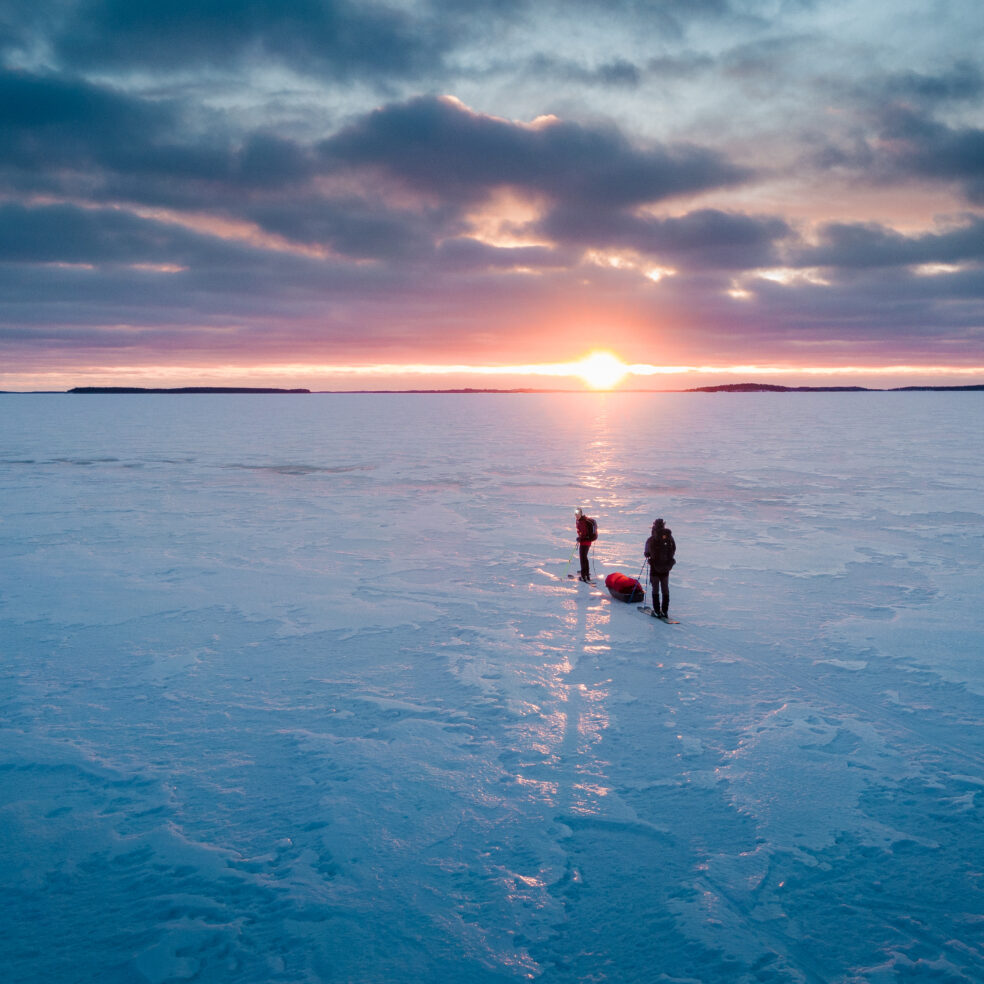 Retkeilijät Saimaan jäällä