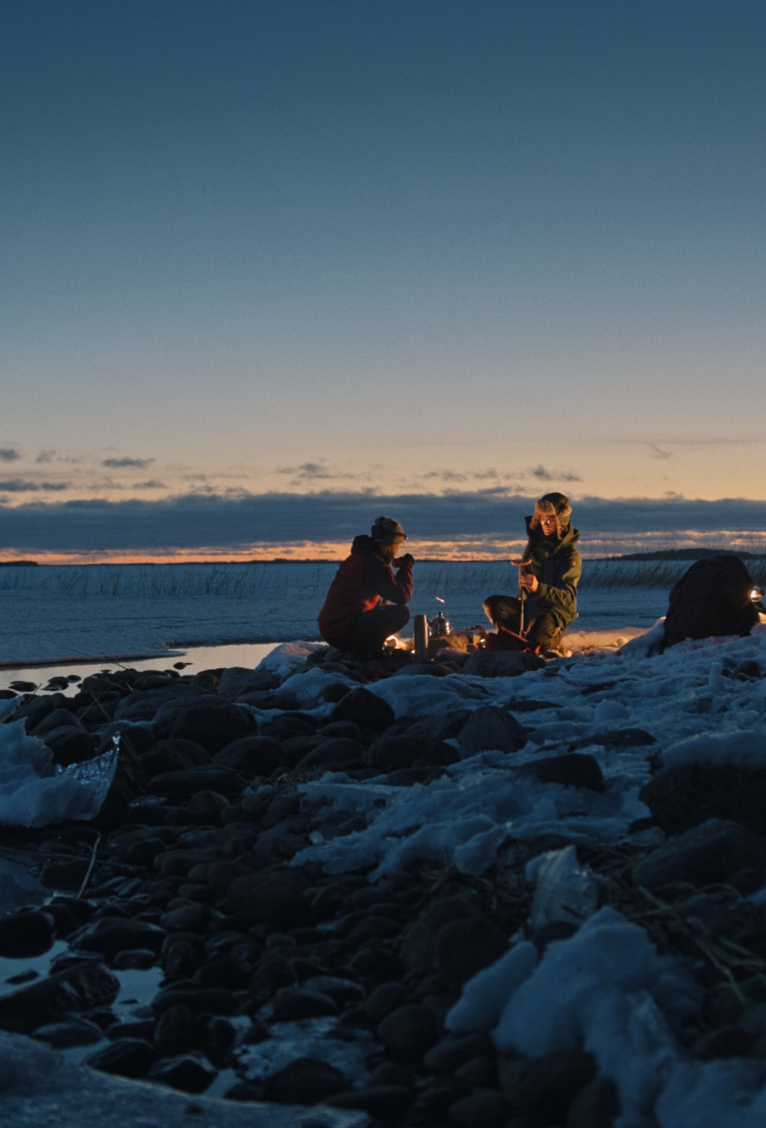 Retkeilijät Saimaan talvisessa saaristossa