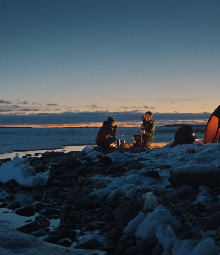 Retkeilijät Saimaan talvisessa saaristossa