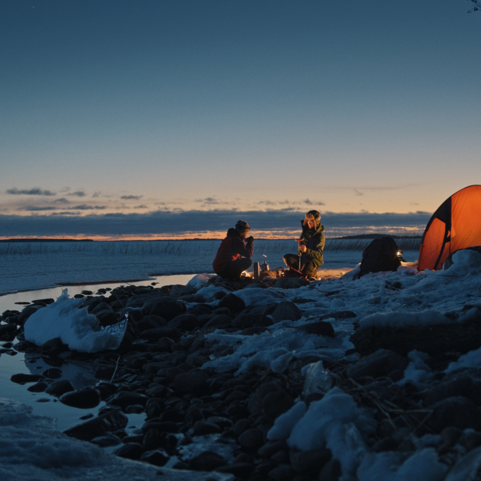 Retkeilijät Saimaan talvisessa saaristossa