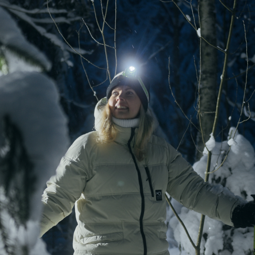 Retkeilijä Saimaan talvisessa kansallispuistossa